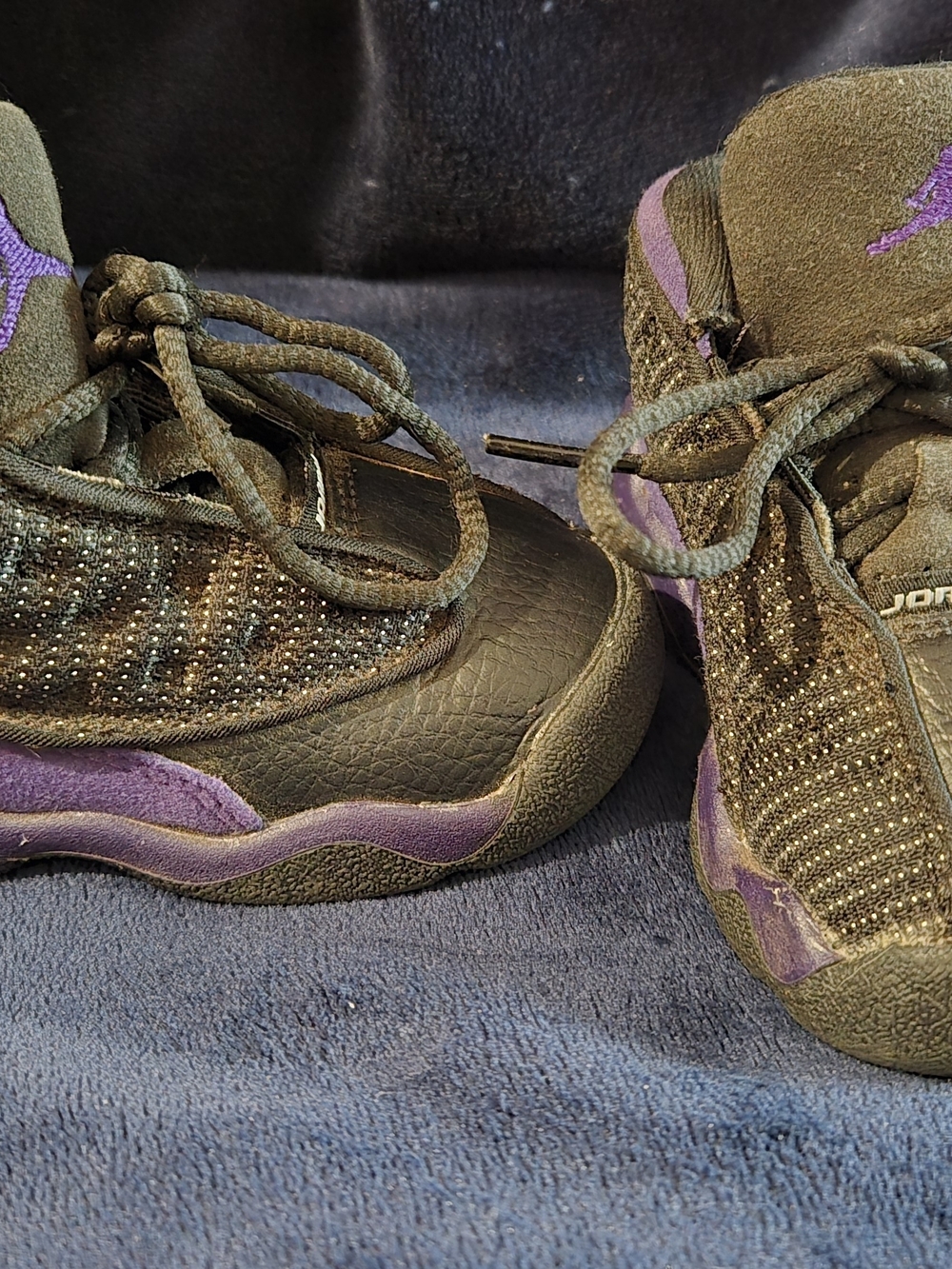 Toddler Air Jordan 13 Retro 'Court Purple' sneaker in black and purple.